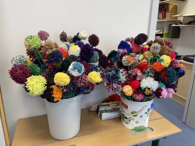 Blumensträuße aus Bommeln.  | Foto: VS Lembach