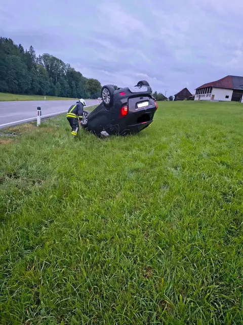 Das Fahrzeug kam von der Fahrbahn ab und überschlug sich.  | Foto: FF St. Marienkirchen