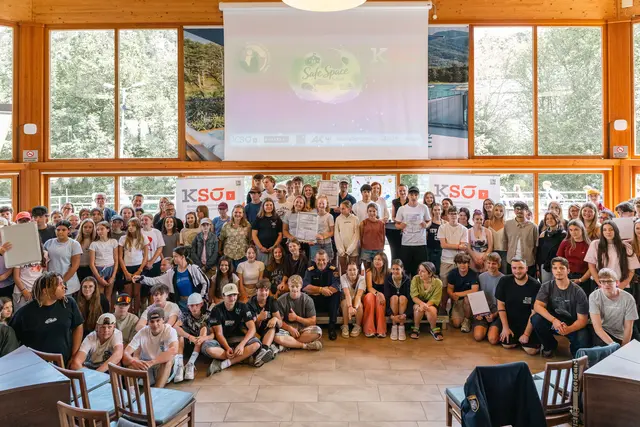 Landespolizeidirektor und KSÖ-Tirol-Präsident Helmut Tomac gemeinsam mit den ausgezeichneten Schülerinnen und Schülern bei der Abschlussveranstaltung von #SafeSpaceSchule | Foto: LPD Tirol/Christian Viehweider