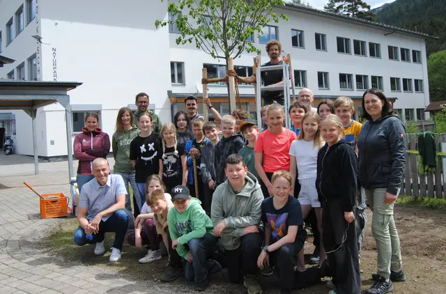 Gemeinsam mit dem Maschinenring pflanzten die Schülerinnen und Schüler der Mittelschule Seefeld einen Schulbaum. | Foto: Maschinenring – Astrid Schösser-Pichler