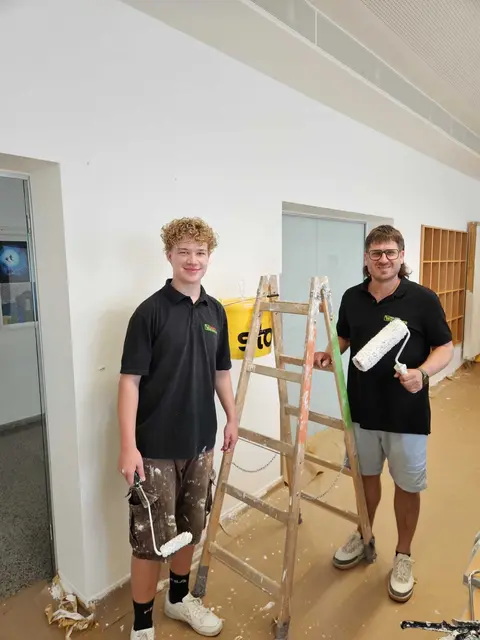 Andreas Wiesinger und sein Sohn pinselten in der Mittelschule Ottensheim. | Foto: Wiesinger
