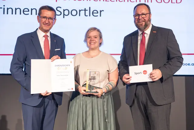 Bei der Ehrung: Sport-Landesrat Markus Achleitner, die Bogenschützin Kristin Thannesberger von Union Ried in der Riedmark und der Vorsitzende des OÖ-Landessportrats Askö-OÖ-Präsident Landtagsabgeordneter Tobias Höglinger. | Foto: Land OÖ/Daniel Kauder