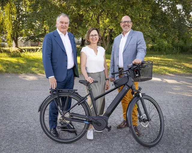ÖVP-Stadtrat LAbg. Franz Dinhobl, KEM-Managerin der Stadt Alexandra Kurt-Brabec und SPÖ-Stadtrat Norbert Horvath. | Foto: Stadt Wiener Neustadt/Weller