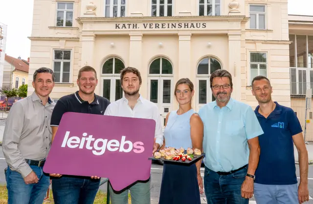 Stadtamtsdirektor Matthias Pithan, StR Marco Stepan, René Leitgeb mit Gloria Steinböck, Bürgermeister Gerhard Lentschig und Markus Murtinger vor dem 
Vereinshaus Horn.  | Foto: Langstadlinger / Stadtgemeinde Horn