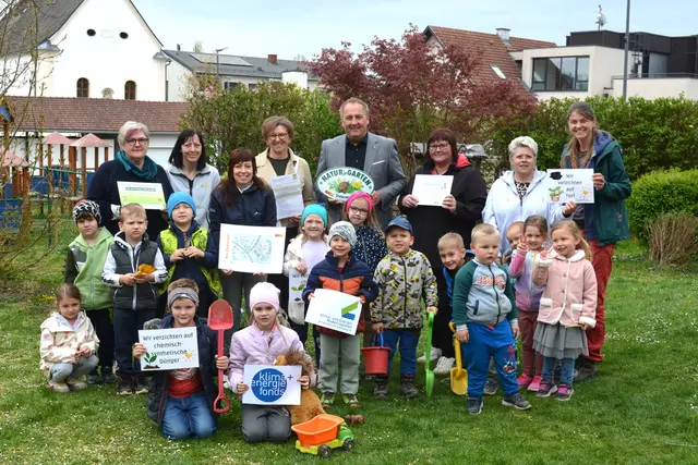 Die Kleinen des Kindergartens St. Peter am Ottersbach nahmen gemeinsam mit Kindergartenleiterin Gabriele Grünzangl, Kindergartenpädagogin Nicole Kaufmann, Anna Gasperl vom Biotopverbund, Erni Wagist von "Natur im Garten", Bürgermeister Reinhold Ebner, den Kindergartenpädagoginnen Renate Neuhold und Irene Piller sowie KEM-Managerin Isabella Schaberl (v. l.) Urkunde und Plakette entgegen.
