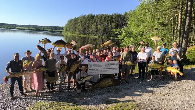 Teilnehmende der Teich-Exkursion am Bruneiteich. | Foto: Daniela Zimmermann, LK NÖ