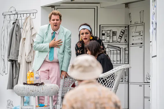 Mit der neuen Produktion „Nein zum Geld!“ tourt das Salzburger Straßentheater ab 9. Juli 2026 wieder durch Stadt und Land Salzburg und bietet Theatergenuss unter freiem Himmel.  | Foto: SKV / ebihara photography