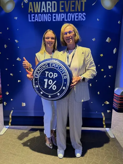 Geschäftsführerin Claudia Steininger nahm in Wien gemeinsam mit Tochter Stefanie Steininger den Preis entgegen. | Foto: Leading Employer/Asma GmbH