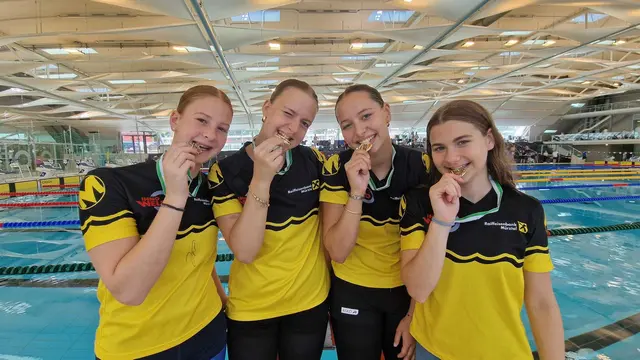 Das Team des SC Raiffeisen Mürzzuschlag durfte sich über eine Gold-, eine Silber- und eine Bronzemedaille in der Staffel freuen. | Foto: SC Raiffeisen Mürzzuschlag