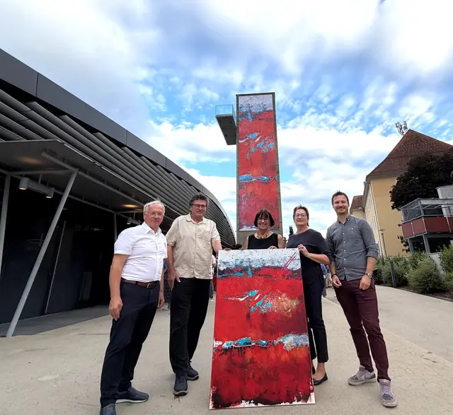 Vor dem Feldbacher Stadtturm: Bürgermeister Josef Ober, Kulturreferent Michael Mehsner, Künstlerin Herta Haas, Stadträtin Rosemarie Puchleitner und Gemeinderat Sebastian Bruckner (v. l.) laden zur Ausstellung ein.