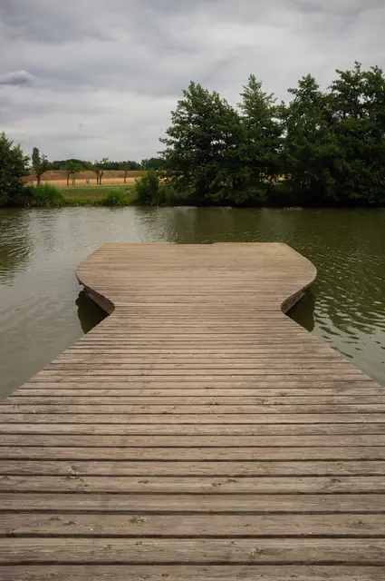 Der Holzsteg in den Drudenteich. | Foto: Santrucek