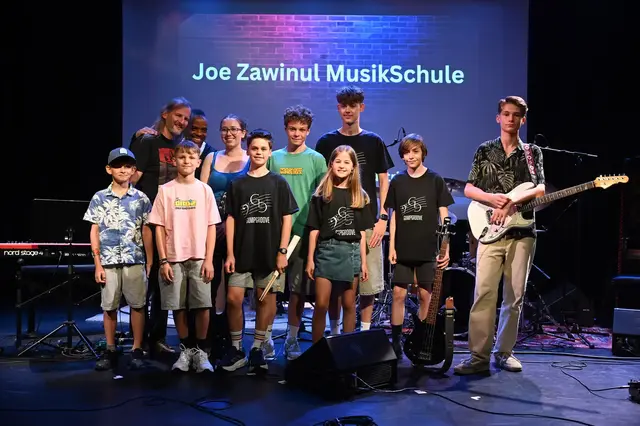 Gump Groove rockte in beiden Formationen (mit Sänger Vassili Putz und Sängerin Marie Lou Ehfrank) die Bühne. Mit im Gruppenbild Sigi Meier von der Joe Zawinul Musikschule Gumpoldskirchen und Tony Zawinul, der launig durch den Nachmittag führte.  | Foto: Pohl