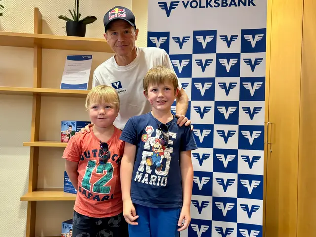 Ein beliebtes Fotomodel: Skisprung-Legende Andi Goldberger mit Matthias und Maximilian. | Foto: Markus Kahrer