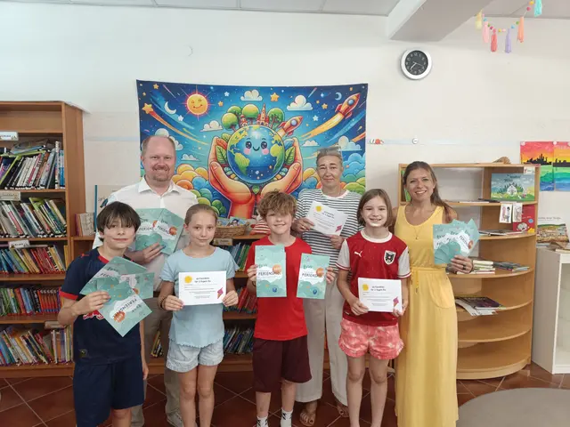Volksschule: Bgm. Michael Nistl, GGR Michaela Pflug-Hladik, VS-Direktorin Janin Krenn mit den Schülern Valentin, Valentina, Emil, Ida | Foto: Gemeinde Katzelsdorf