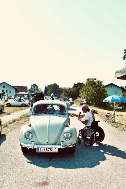 Organisator Manfred Huber Pérez Moreno im Gespräch mit Gästen beim Oldtimertreffen. | Foto: Bastian Fuhrmann