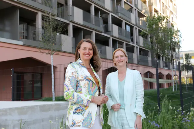 Neos-Klubobfrau Selma Arapović (l.) und Wohnbaustadträtin Elke Hanel-Torsch. | Foto: Stadt Wien/Pamela Rußmann
