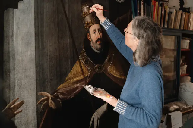 Erika Thümmel arbeitet in ihrem Atelier, aber auch vor Ort in Kirchen und Klöstern. | Foto: Bernd Grosseck