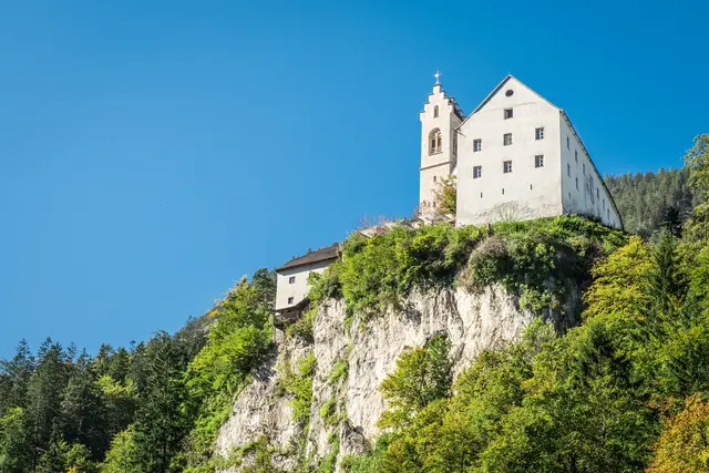 Hoch über der Schlucht thront das Felsenkloster St. Georgenberg auf einem mächtigen Felsen – ein eindrucksvoller Blick auf den ältesten Wallfahrtsort Tirols. | Foto: Angélica Morales