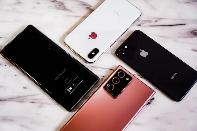 Der Verdächtige soll von seinem Arbeitgeber sieben Mobiltelefone gestohlen haben. 