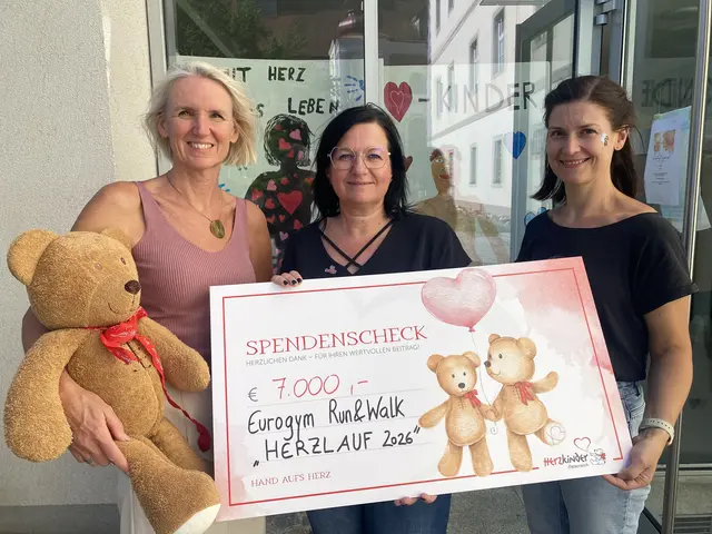 Übergabefoto, von links Schulleiterin Verena Schuster-Schedlberger, Beatrix Buchinger von "Herzkinder Österreich" und Organisatorin Barbara Lumesberger-Loisl. Mittlerweile ist der Spendenbetrag schon auf mehr als 8.000 Euro angewachsen. | Foto: Mag. Klaus Huemer