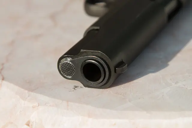 Mit einer Pistole wurde ein Pärchen in Wien offenbar bedroht. Die Polizei konnte zwei Verdächtige samt Schreckschusspistole ausfindig machen. (Symbolbild) | Foto: pexels / Somchai Kongkamsri