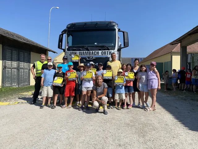 Gruppeninspektor Markus Kalser (v.l.), Stützlehrerin Nadja Schmidt, Transportunternehmer Johann Wambach, Siegfried Nehmet (Gemeindeamt Leopoldsdorf), Pädagogin Stefanie Ertl sowie Workshop-Leiterin Sabrina Friedl-Steininger (vorne sitzend) mit Kindern der Volksschule Leopoldsdorf.

 | Foto: Alexander Altmann