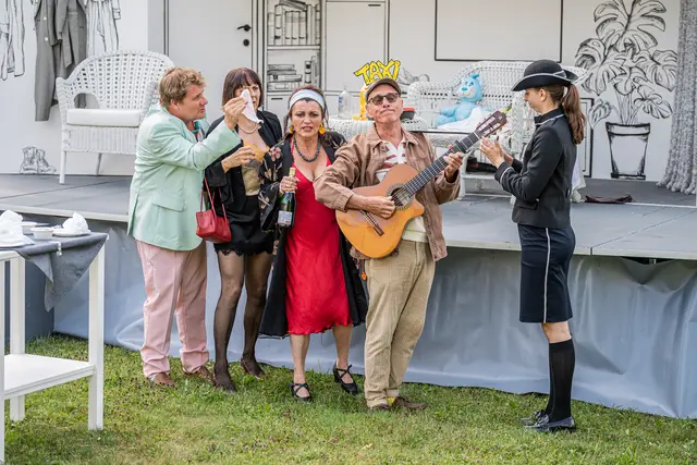 Mit der neuen Produktion „Nein zum Geld!“ tourt das Salzburger Straßentheater ab 9. Juli 2026 wieder durch Stadt und Land Salzburg und bietet Theatergenuss unter freiem Himmel.  | Foto: SKV / ebihara photography