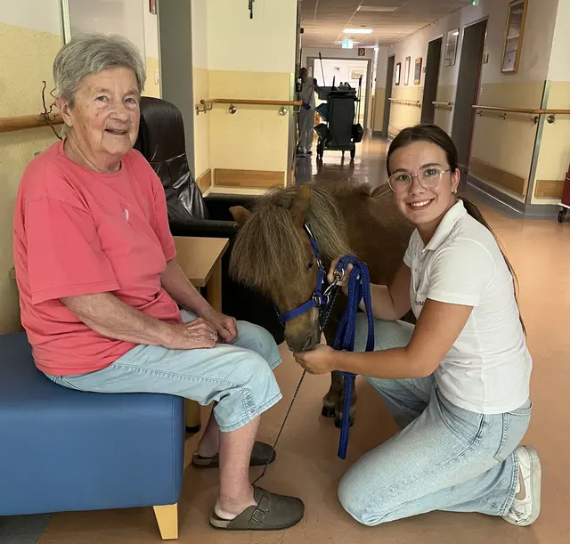 Friederike Speckmayer mit Sarah Földi und Peanut. | Foto: PBZ Klosterneuburg