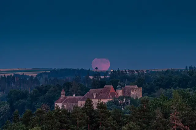 "Neben der Pfarrkirche Japons und hinter der Burg Raabs erscheint der Erdbeermond" schreibt Markus Pufler. | Foto: Markus Pufler