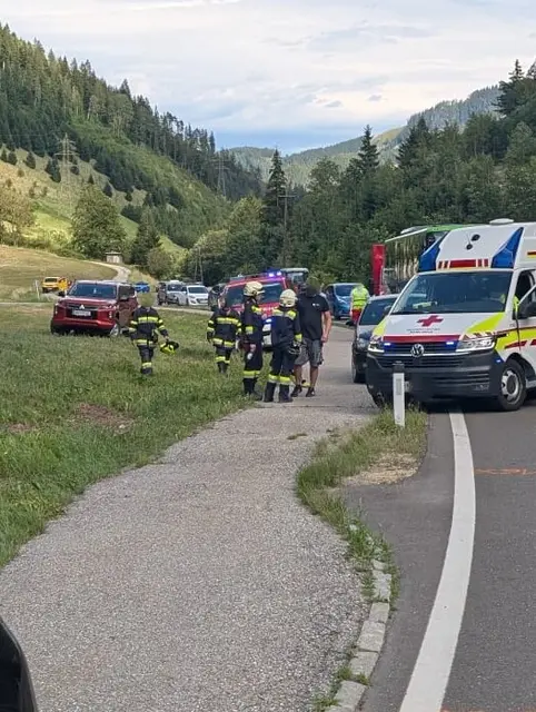 Zu einem schweren Verkehrsunfall in Tragöß-St. Katharein wurden die Einsatzkräfte am Dienstagnachmittag alarmiert. | Foto: B. Köppel