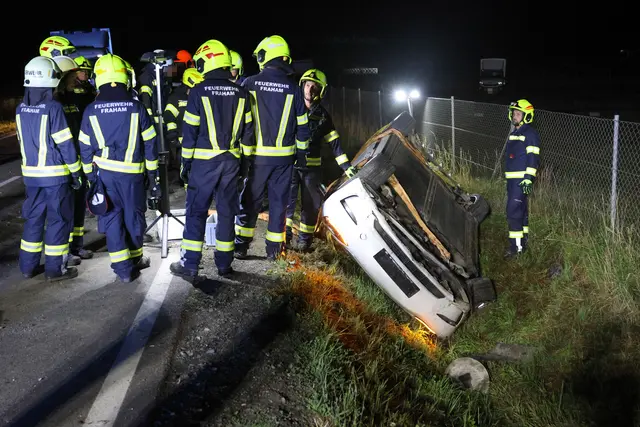 Das Auto fuhr gegen mehrere Verkehrsleiteinrichtungen, bevor es schließlich auf dem Dach liegend zum Stillstand kam.  | Foto: laumat/Matthias Lauber