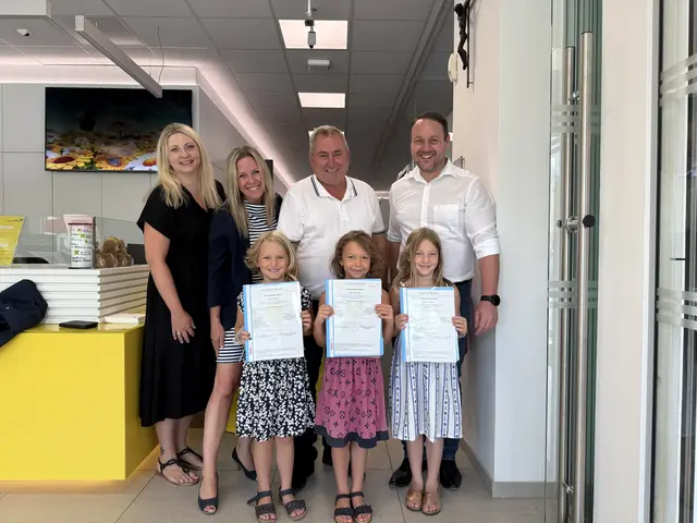 Kerstin Fuchs, Kathrin Buchgraber, Bürgermeister Bernhard Karnthaler und Raika Bankstellenleister Stefan Klinglmüller mit Emilie, Mia und Helena bei der  | Foto: Gemeinde Lanzenkirchen