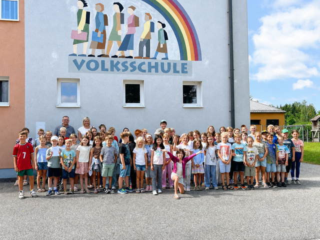 Die Volksschüler in Dorf an der Pram erhielten bereits ihr Ferienpass-Heft. 2026 können sie an sieben Aktionen teilnehmen. | Foto: Gemeinde Dorf an der Pram