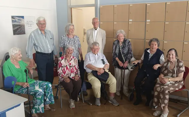 Vor 70 Jahren legten die neun Seniorinnen und Senioren ihre Reifeprüfung ab. | Foto: BHAK/BHAS Linz