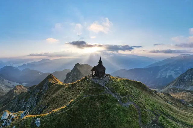 Die Kellerjochkapelle wurde bei der ORF-Sendung „9 Plätze – 9 Schätze“ zum schönsten Platz Tirols und zum zweitschönsten Platz Österreichs gewählt. | Foto: Georg Nöckl