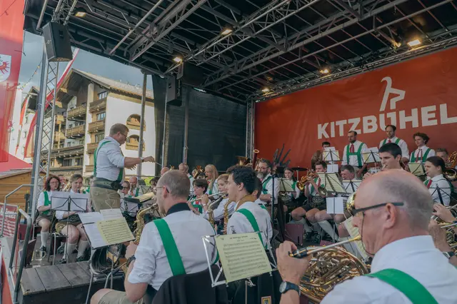 Erstmals fand das Platzkonzert der Stadtmusik Kitzbühel direkt auf dem Vorplatz des Gerätehauses statt. | Foto: Stadtfeuerwehr Kitzbühel