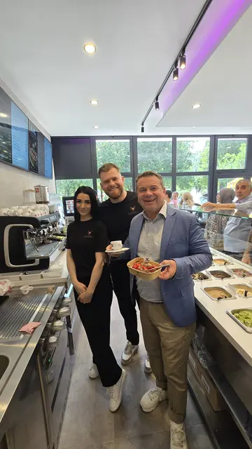 Ansfeldens Bürgermeister Christian Partoll (re.) wünscht den Betreiberndes Café Level alles Gute. | Foto: Stadtgemeinde Ansfelden