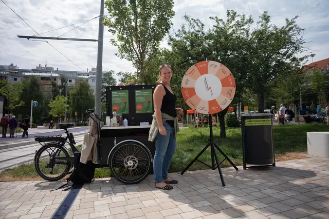 Mit einem Infostand wurde der Nachbarschaftsgarten beim Eröffnungsfest des neuen Breitenseer Vorplatzes beworben. | Foto: Sade Jerabek/MeinBezirk