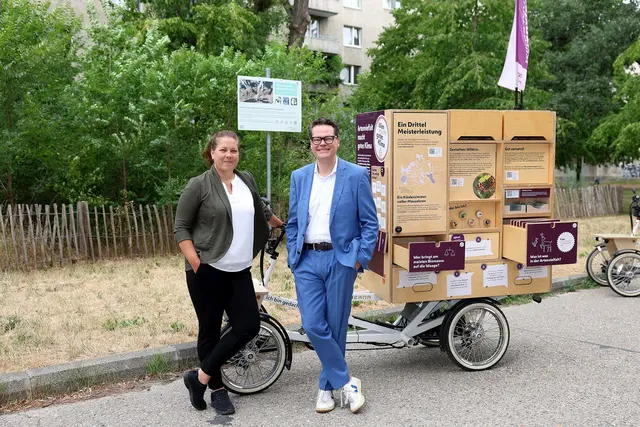 Bezirksvorsteherin der Brigittenau Christine Dubravac-Widholm (SPÖ) und Klimastadtrat Jürgen Czernohorszky (SPÖ) besuchten das Wiener Wäldchen in der Brigittenau. | Foto: Martin Votava/Stadt Wien