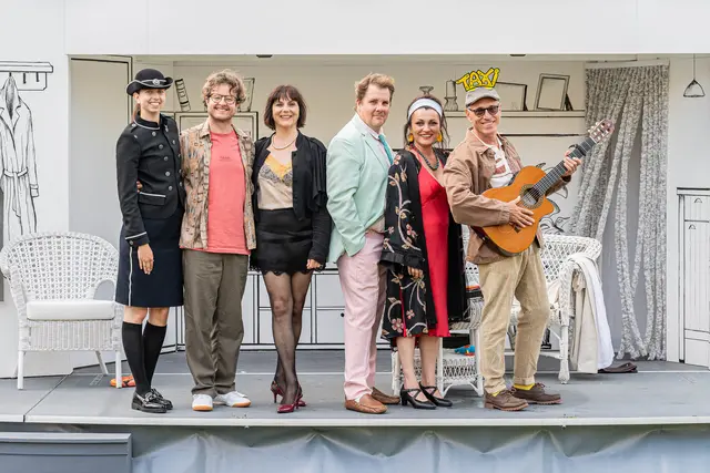 Mit der neuen Produktion „Nein zum Geld!“ tourt das Salzburger Straßentheater ab 9. Juli 2026 wieder durch Stadt und Land Salzburg und bietet Theatergenuss unter freiem Himmel.  | Foto: SKV / ebihara photography