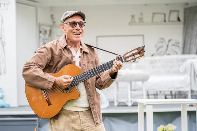 Mit der neuen Produktion „Nein zum Geld!“ tourt das Salzburger Straßentheater ab 9. Juli 2026 wieder durch Stadt und Land Salzburg und bietet Theatergenuss unter freiem Himmel.  | Foto: SKV / ebihara photography