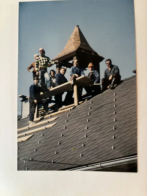 Seither ist sie im Glockenturm am Jung-Haus und läutet dort täglich.  | Foto: Hermann Jung