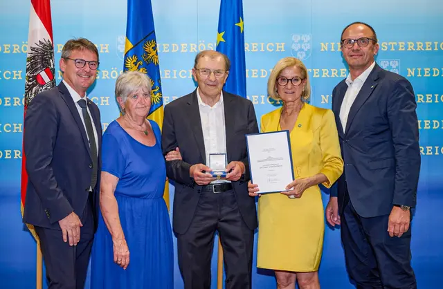 Friedrich „Fritz“ Prand aus der Freizeitgemeinde Langau wurde für seine Verdienste um das Land Niederösterreich mit der Gedenkmedaille des Landes Niederösterreich ausgezeichnet. | Foto: Bildungsdirektion NÖ