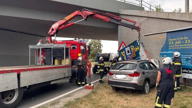 Eine Frau kam mit Ihrem Wagen von der Straße ab und pralle gegen die Eisenbahnbrücke bei der Einfahrt Eggenburg. | Foto: Feuerwehr Eggenburg