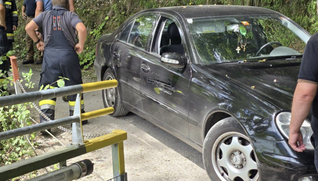 Die FF Maria Rain wurde auf den Drauradweg alarmiert, da ein Pkw-Lenker auf dem Drauradweg aus seiner misslichen Lage befreit werden musste. | Foto: Freiwillige Feuerwehr Maria Rain