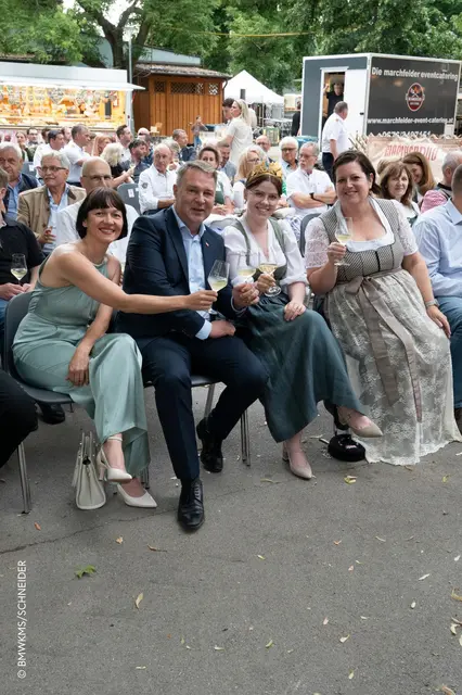 Karin Blum, Andi Babler, Weinkönigin und Sabrina Divoky. | Foto: SPÖ