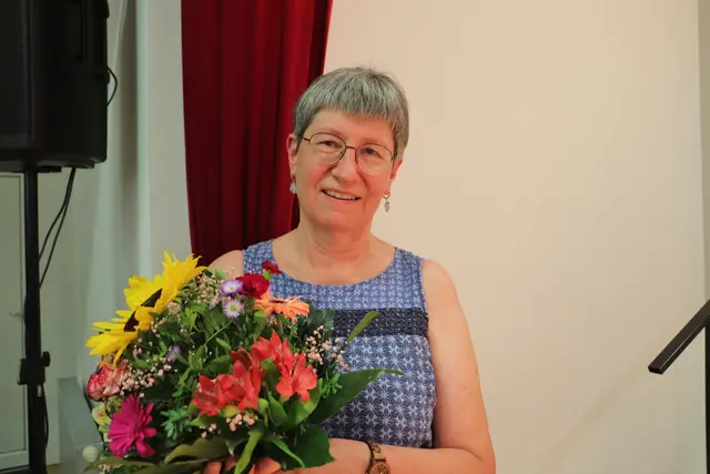 Für die Chorleiterin der VS Fernitz Beatrix Träger beginnen jetzt die ganz großen Ferien. Die beliebte Pädagogin geht nach 13 Jahren an der Schule in Pension. "Die Kinder werden mir fehlen", sagte sie gerührt.  | Foto: Edith Ertl