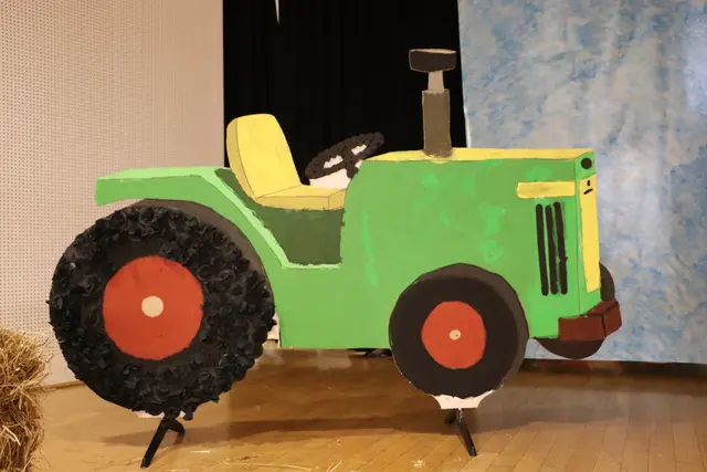 Mit Bauernhof, Tiere und Regionalität beschäftigten sich die Schüler der VS Fernitz. So wurde ein Bauernhof besucht und als krönenden Abschluss ein Musical einstudiert. Die ganze Schule arbeitete mit an Bühnenbild und Deko des Foyers mit Zeichnungen und Gedichten.  | Foto: Edith Ertl