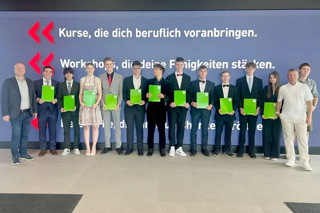 Helmut Hattmannsdorfer (Vorsitzender), Jakob Pfleger, Daniel Prügger, Teresa Hraba, Julian Müller, Jakob Hartl, Bruno Bitter-Winkler, Fabian Baier, Leon Heitzinger, Marvin Atzmüller, Daniel Bischof, Laura Sophie Peter, Ing. Walter Pechmann (Prüfer) und Felix Kaiser, v. l.  | Foto: TFS Haslach