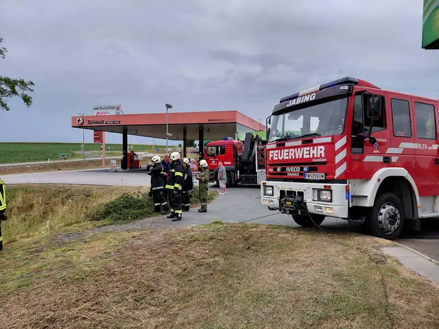 Die Feuerwehren aus Großpetersdorf und Jabing rückten zur Fahrzeugbergung aus. | Foto: Feuerwehr Jabing